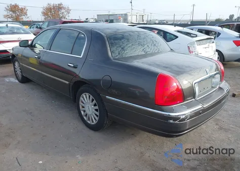 2005 Lincoln Town Car Signature L from USA, damaged, VIN 1LNHM85W25Y654702